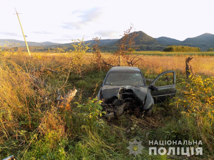 ДТП на Хустщині: автомобіль – на узбіччі, двоє травмованих – в лікарні