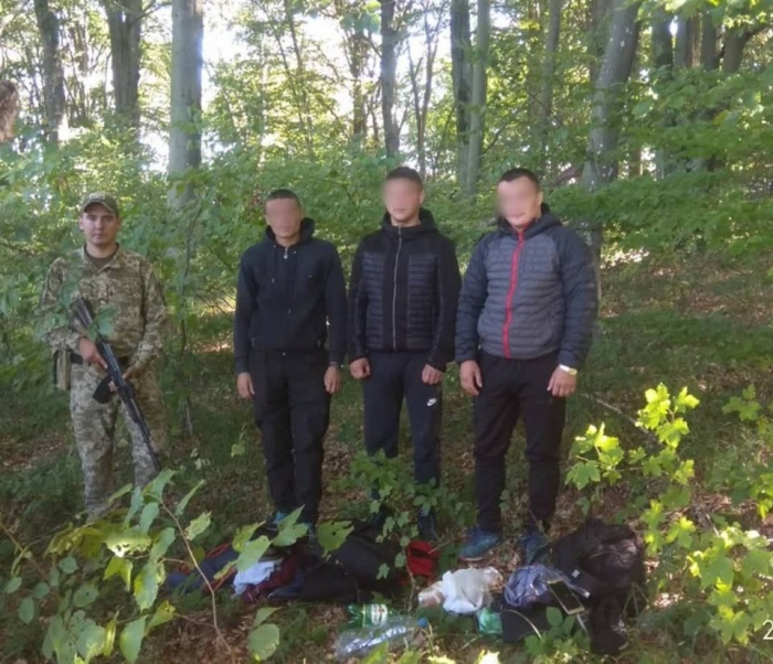Йшли в ЄС: трійку молдован затримали прикордонники у лісі на Великоберезннянщині