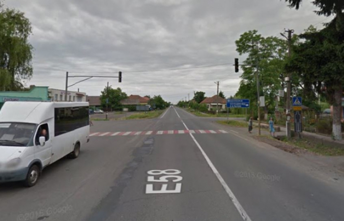 Йшла на "червоне": на Мукачівщині жінка потрапила під колеса мікроавтобуса