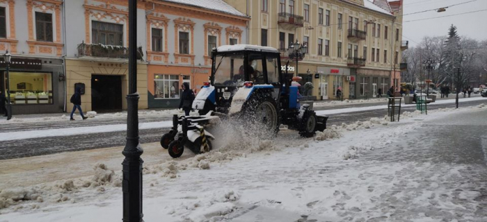 12 одиниць техніки з початком снігопаду посипають протиожеледною сумішшю вулиці Ужгорода