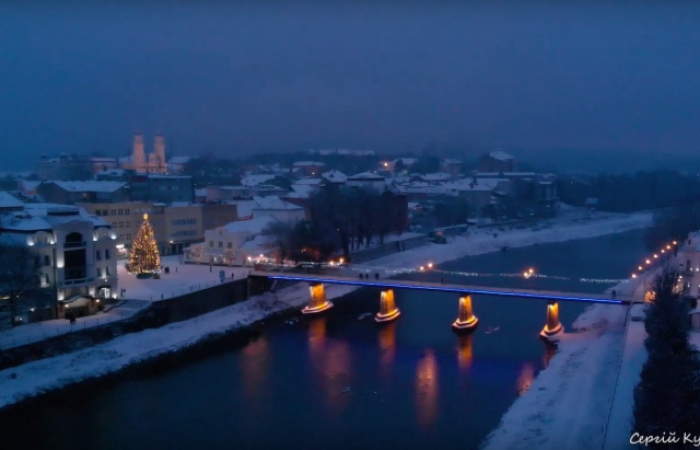 Неймовірні кадри: політ над засніженим різдвяним Ужгородом