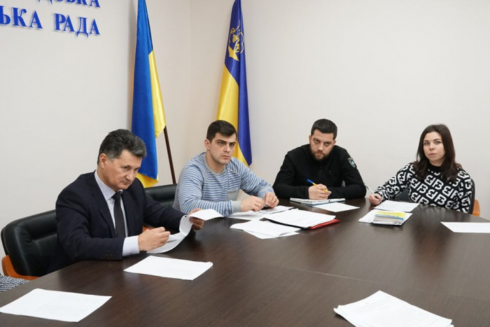 Засідання адмінкомісії в міськраді Ужгорода: 13 порушників сплатять штрафи за вивіски і торгівлю