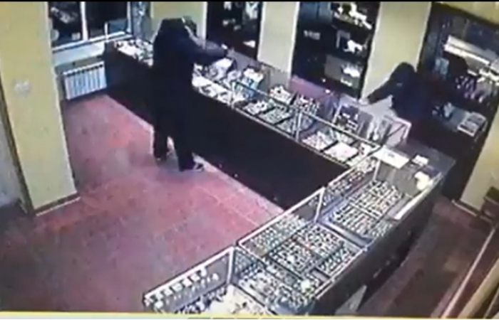 У мережі з'явилось відео розбійного нападу на ювелірний магазин у Виноградові