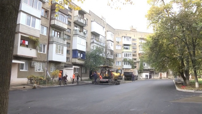 Завершується капітальний ремонт ще однієї прибудинкової території в Ужгороді – на вулиці Михайла Грушевського