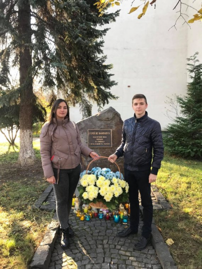 В Ужгороді студенти поклали квіти до Пам`ятного знаку борцям за свободу і незалежність України