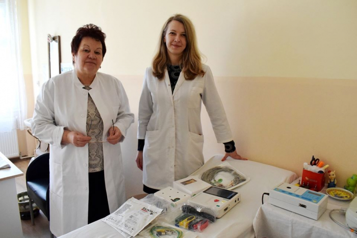 Ужгородській міській дитячій лікарні передали два кардіографи, придбані під час акції «Серце до серця»