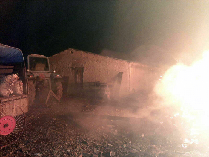 На Виноградівщині пожежники гасили навіс із сіном – рятували житловий будинок
