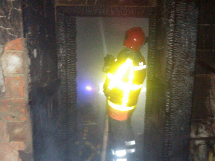 У Хусті під час пожежі вогнеборці врятували власника будинку