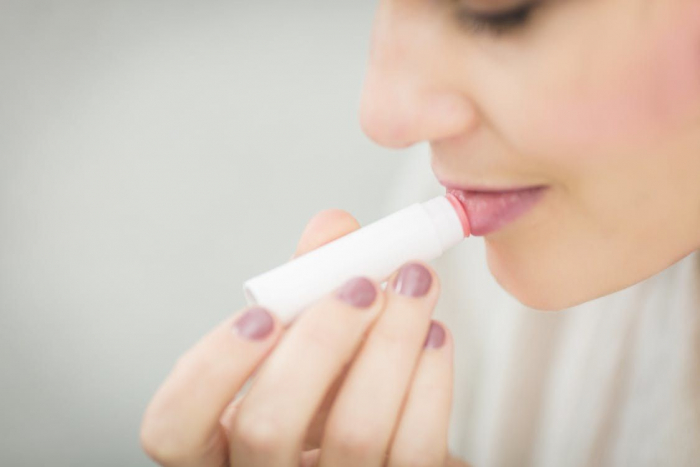 Жіноча шпаргалка: найпоширеніші причини пересихання губ