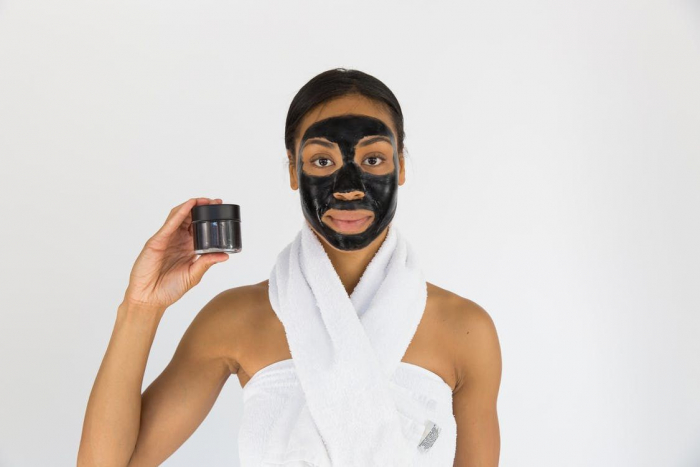 Жіноча шпаргалка: ефективні методи, які допоможуть прибрати чорні цятки на обличчі і звузити пори