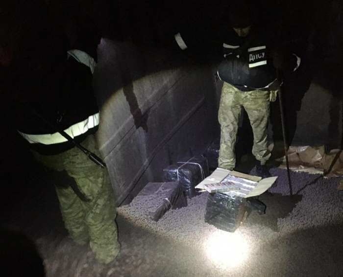 На Закарпатті прикордонники відкопали контрабандні цигарки у вагоні з рудою