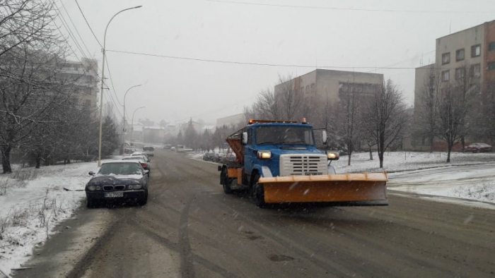 Сніг в Ужгороді: дороги посипали протиожеледною сумішшю