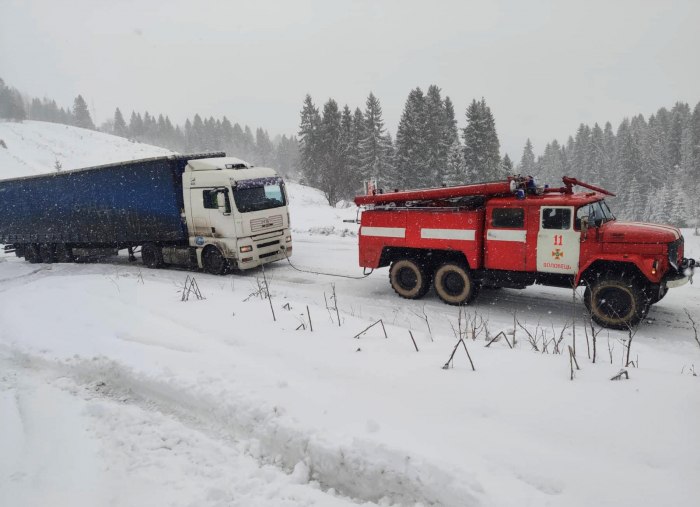 На Закарпатті рятувальники визволяли водіїв зі снігової пастки (ФОТО)