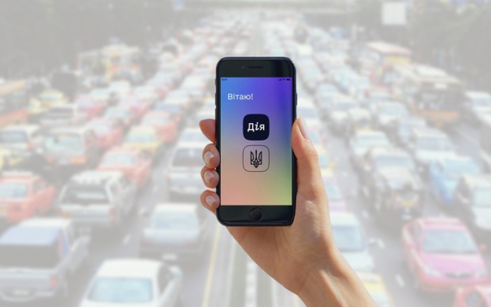 Кожен десятий водій на Закарпатті вже показує копам водійське посвідчення на смартфоні