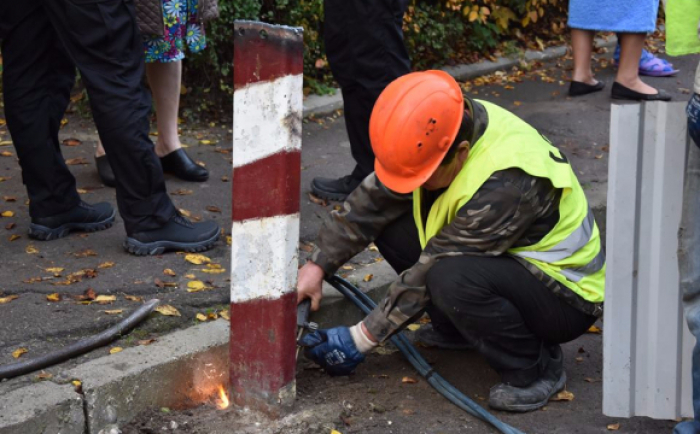 Шлагбауми, стовпці, перешкоди: в Ужгороді демонтують самовільно встановлені обмежувачі