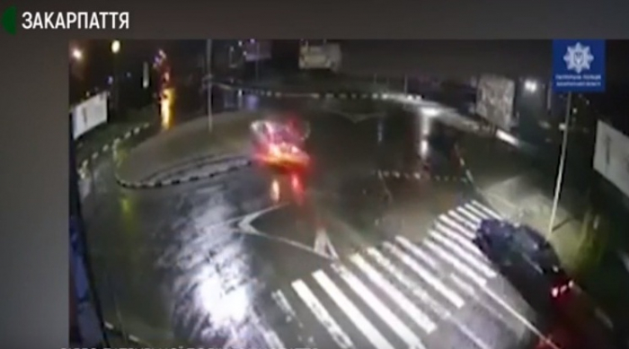 Патрульні знайшли водія, який в`їхав у клумбу та покинув своє авто в Ужгороді