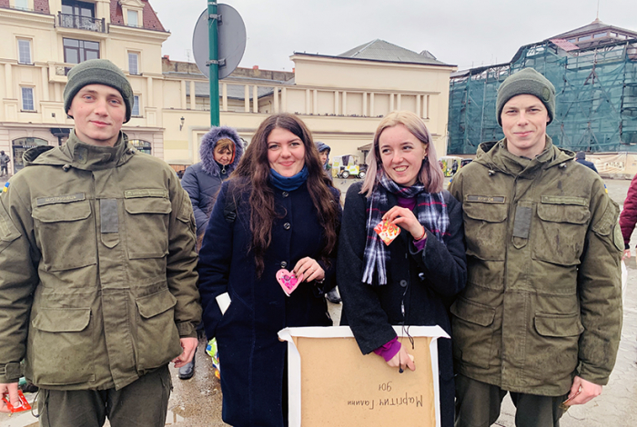 Ужгородські гвардійці в центрі міста дарували валентинки