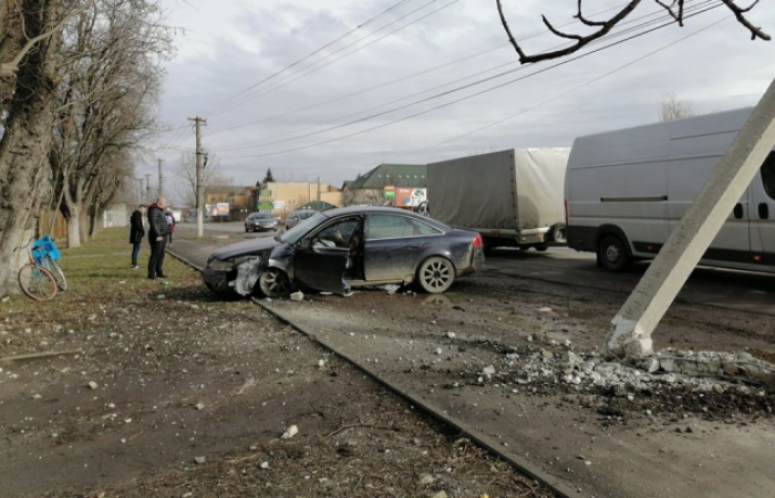 ДТП в Берегові: автівка влетіла в електроопору 