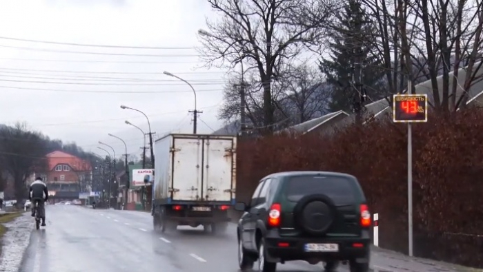 Інформує зчитує та фіксує: на Свалявщині встановили табло швидкості "радар" (ВІДЕО)