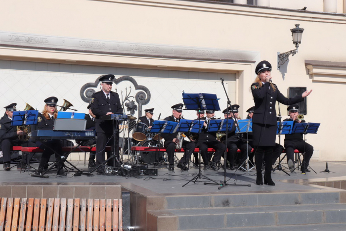 Музиканти оркестру поліції Закарпаття привітали жінок із Святом Весни