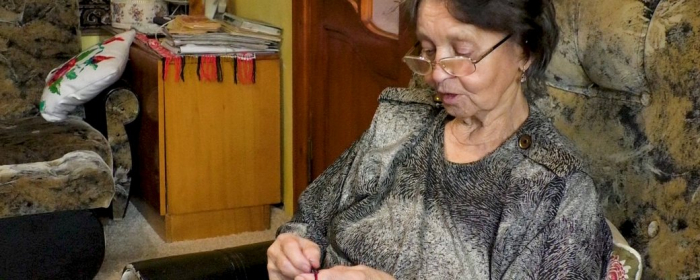 600 пар шкарпеток для військових зв`язала 82-річна закарпатка Марія Іваньо