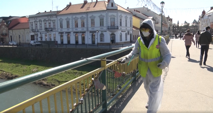 Боротьба з коронавірусом: як в Ужгороді проводять дезінфекцію вулиць, парків, майданчиків