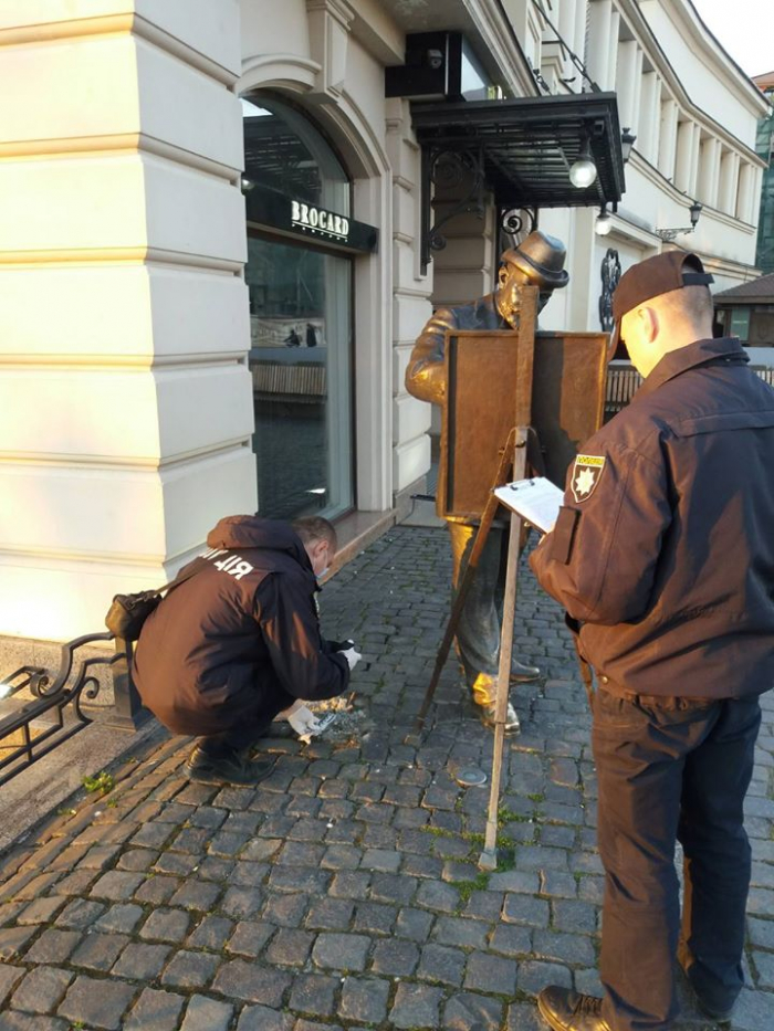 В Ужгороді - черговий акт вандалізму: пошкоджено одну зі скульптурок