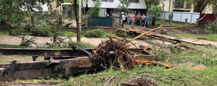 Жителі Приборжавсього на Іршавщині прибирають свої двори після підтоплень (ВІДЕО)