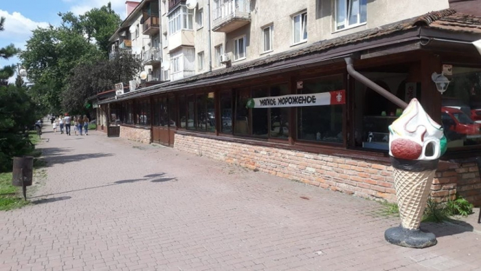 Незаконне розширення літньої тераси на проспекті Свободи в Ужгороді – демонтували