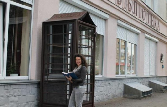 Простір, де до доброго читача дійде добра книжка: В Ужгороді біля бібліотеки знову відкрили пункт буккросингу  
