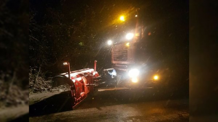 Сніг на перевалах Закарпаття: для розчищення доріг вночі обмежували рух на Міжгірщині