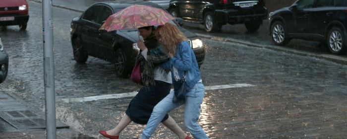 На зміну спеці: синоптики попередили про дощі та грози у низці областей