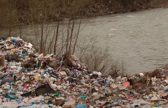 Тонни пластику та відходів пропливають Тисою до ЄС (ВІДЕО)