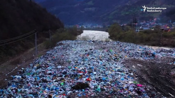 Тонни сміття забруднюють Тису, загрожуючи екологічною катастрофою (ВІДЕО)