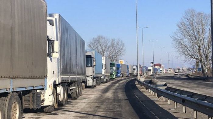 Черги з вантажівок на КПП "Тиса": водії стоять по кілька діб, аби перетнути кордон з Угорщиною