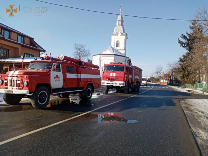 Жителі Берегівщини врятували будинок сусіда від знищення вогнем