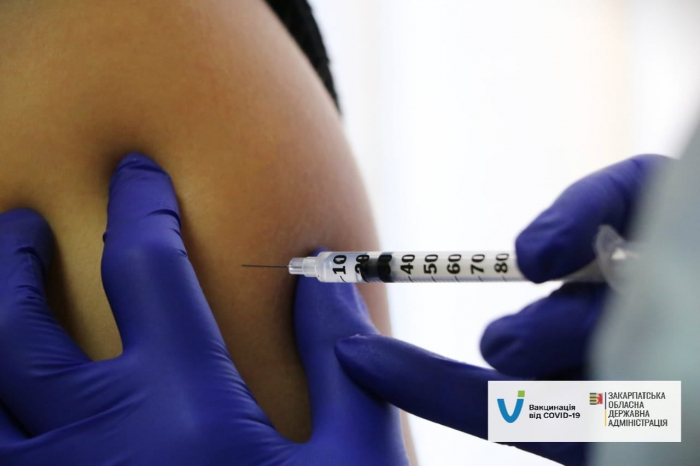 Додаткову дозу COVID-вакцини отримали понад 200 закарпатців

