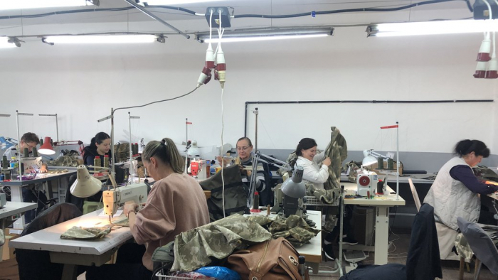 Близько 60 найменувань військової амуніції відшиває релоковане швейне підприємство на Закарпатті