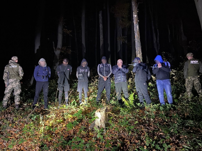 У закарпатському лісі прикордонники затримали семеро правопорушників