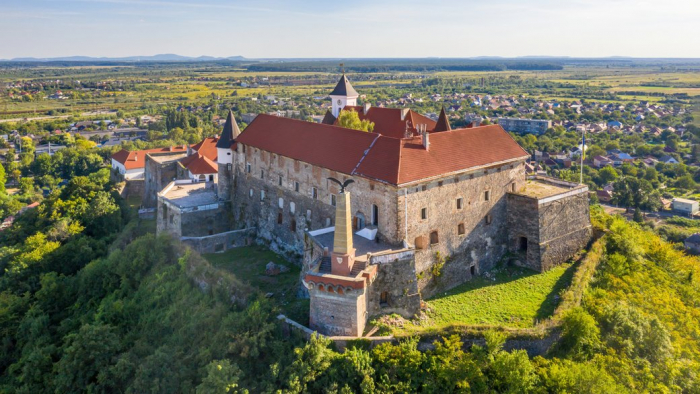 На Мукачівському замку "Паланок" замість турула на постаменті встановлять герб України