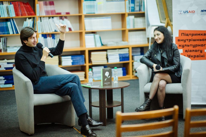 В Ужгороді Роман Малиновський презентував свою дебютну книжку "Солодке життя" (ФОТО)