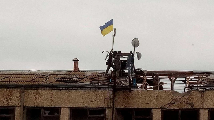 Бійці Закарпатської 128-ї бригади підняли державний прапор на деокупованій Миролюбівці на Херсонщині
