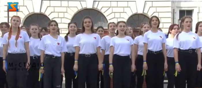 У Берегові студенти влаштували флешмоб на підтримку українських військових (ВІДЕО)