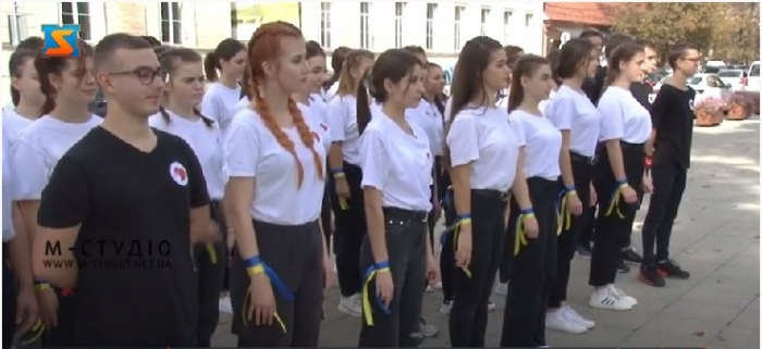 У Берегові студенти влаштували флешмоб на підтримку українських військових (ВІДЕО)