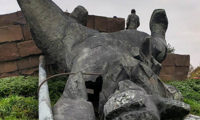 Біля Ужгорода демонтували пам’ятник радянським воїнам на українсько-словацькому кордоні (ФОТО, ВІДЕО)
