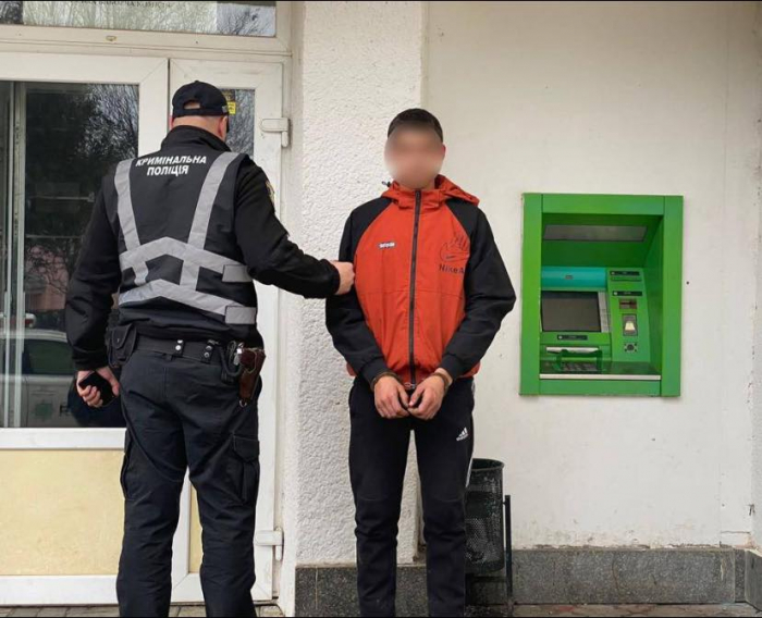 Закарпатські поліцейські затримали раніше судимого зловмисника, який намагався викрасти готівку з банкомату у Іршаві