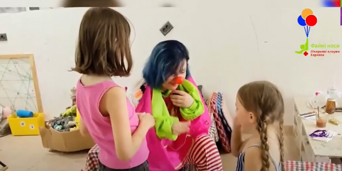 "Файні носи. Лікарняні клоуни" із Харкова веселять дітей в Ужгороді (ВІДЕО)