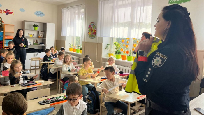 Акцію "Засвітись у темряві" провели патрульні поліцейські для школярів в Ужгороді