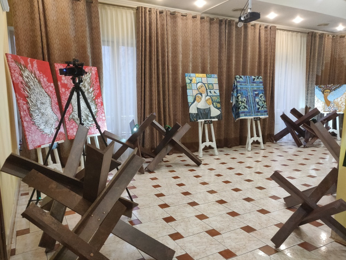 «Між небом і землею»: виставка, що «розфарбувала сіре сьогодення», відкрилася у Закарпатті