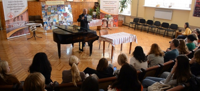 В Ужгороді пройшла творча зустріч Закарпатського народного хору з відомим фольклористом Іваном Хлантою